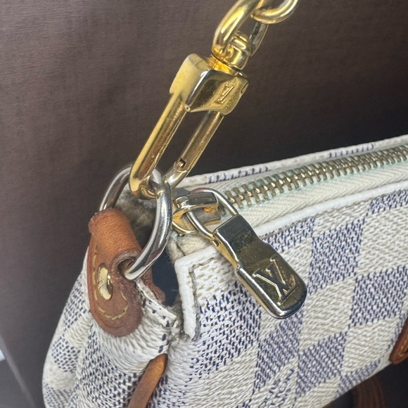 Louis Vuitton Eva Clutch with Checkered Pattern and Leather Trim - Picture 4 of 14